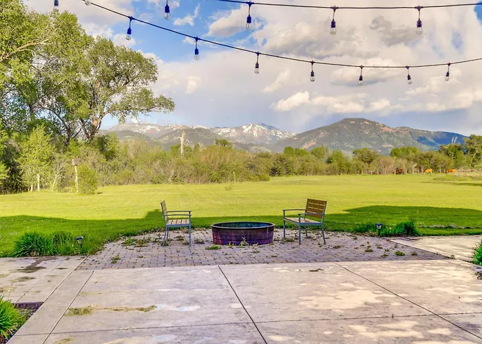 Spacious Home: Patio, Grill & Mountain Views Vakantiehuis