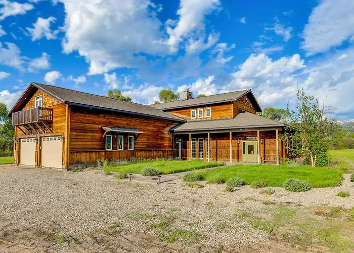Spacious Home: Patio, Grill & Mountain Views Vakantiehuis *
