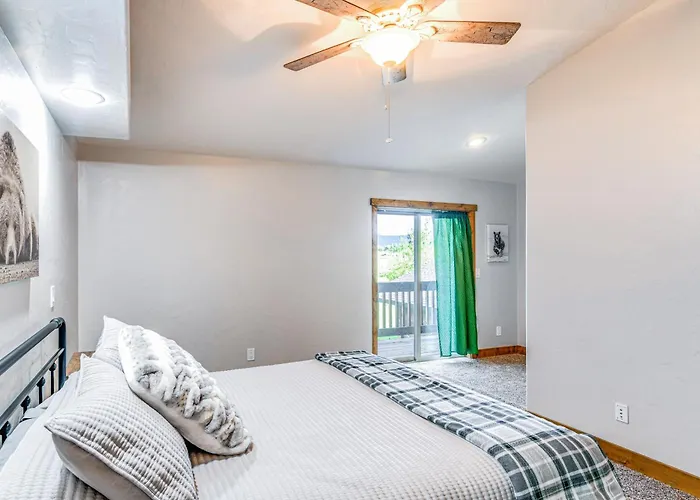 Vakantiehuis Spacious Home: Patio, Grill & Mountain Views *
