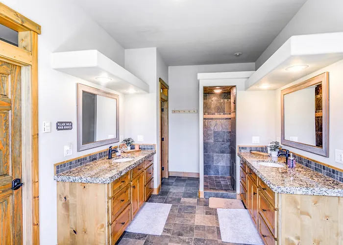 Spacious Home: Patio, Grill & Mountain Views