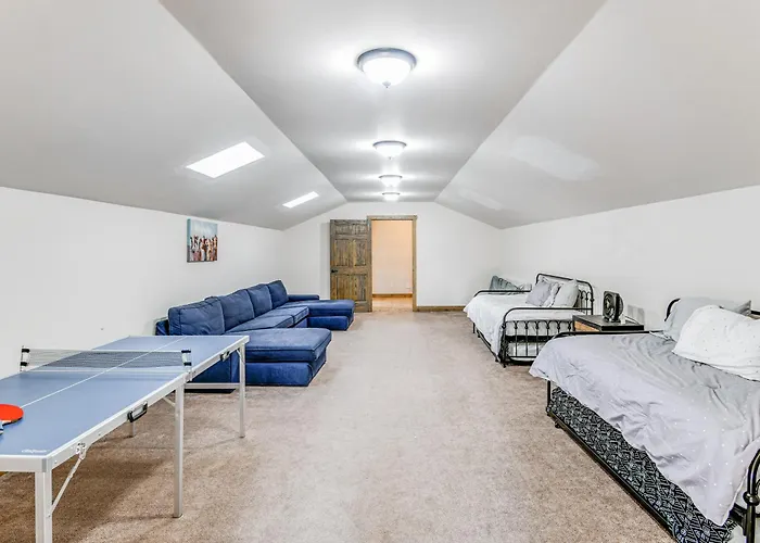 Spacious Home: Patio, Grill & Mountain Views Vakantiehuis *