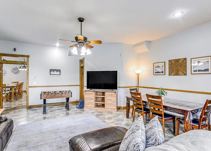 Spacious Home: Patio, Grill & Mountain Views *