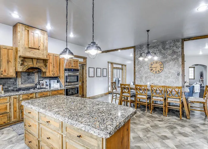Spacious Home: Patio, Grill & Mountain Views Vakantiehuis