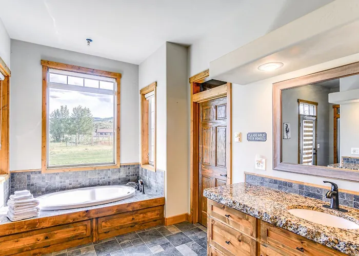 Spacious Home: Patio, Grill & Mountain Views Vakantiehuis Afton