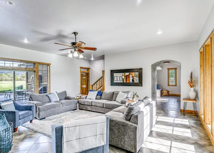 Spacious Home: Patio, Grill & Mountain Views *