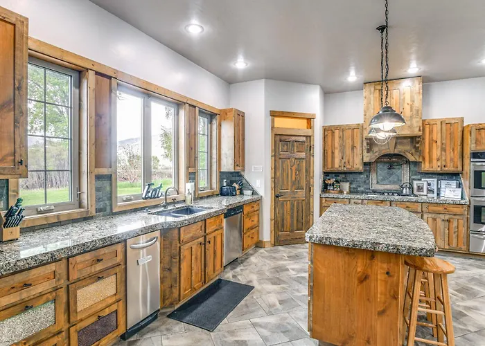 Spacious Home: Patio, Grill & Mountain Views